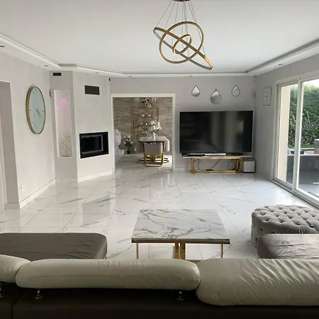 Luxe Avec Piscine Et Jacuzzi A 20mn De Paris Et 10 Mn De Roissy Charles De Gaulle